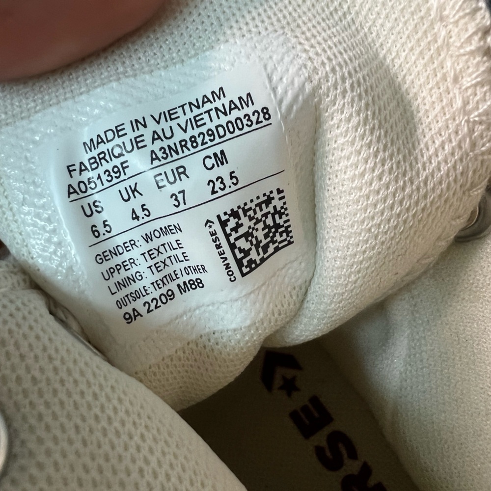 Converse Chuck Taylor All Star High White Valentine's Day 2023 - Picture 9 of 9